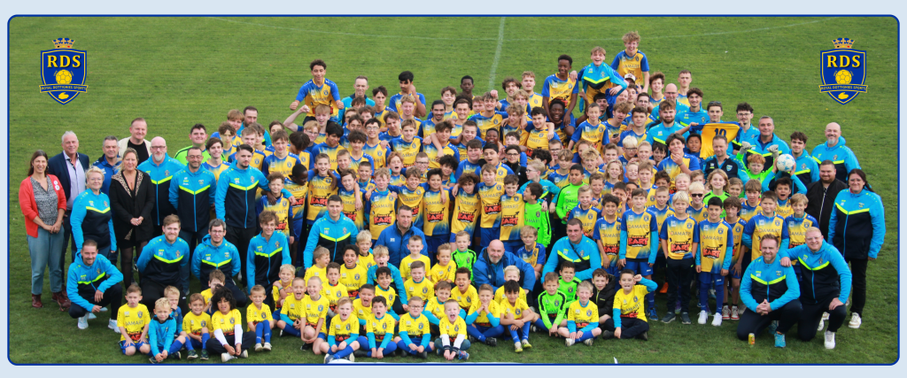 Joueurs, entraîneurs et bénévoles du club de football RDS réunis pour la photo de groupe saison 2026